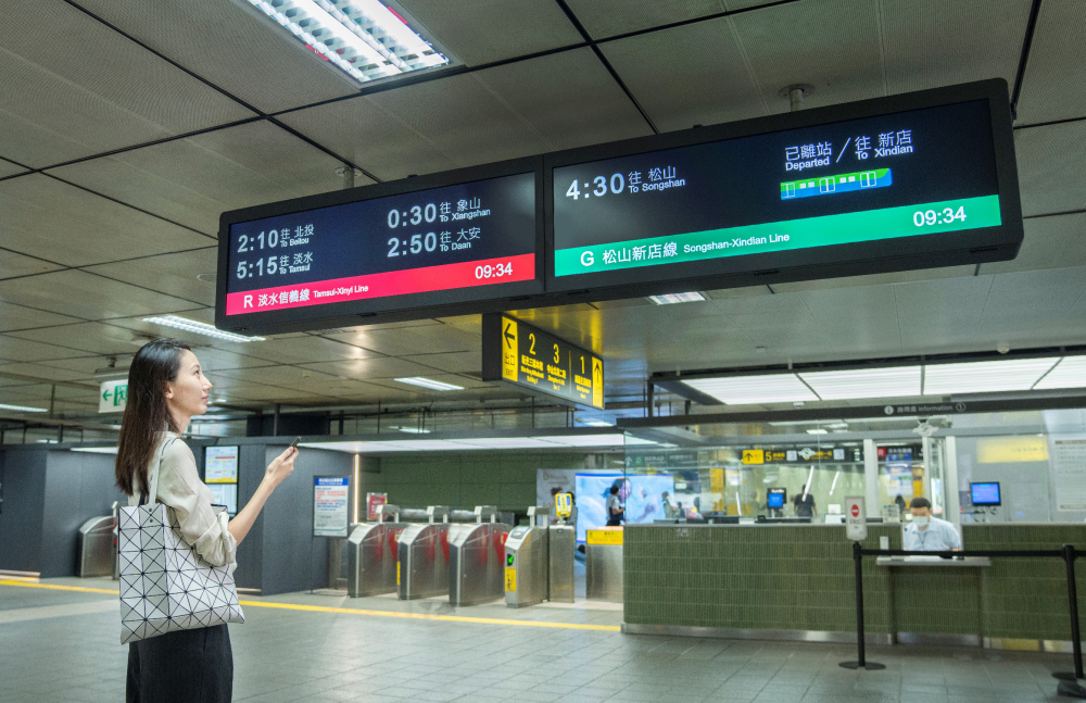 達擎TARTAN顯示器的特殊長條型比例非常適合空間與高度有限的大眾運輸場域應用，具備工業等級高品質、高亮度、高解析與高色彩飽和度等優勢，打造都會智能車站新風貌。
