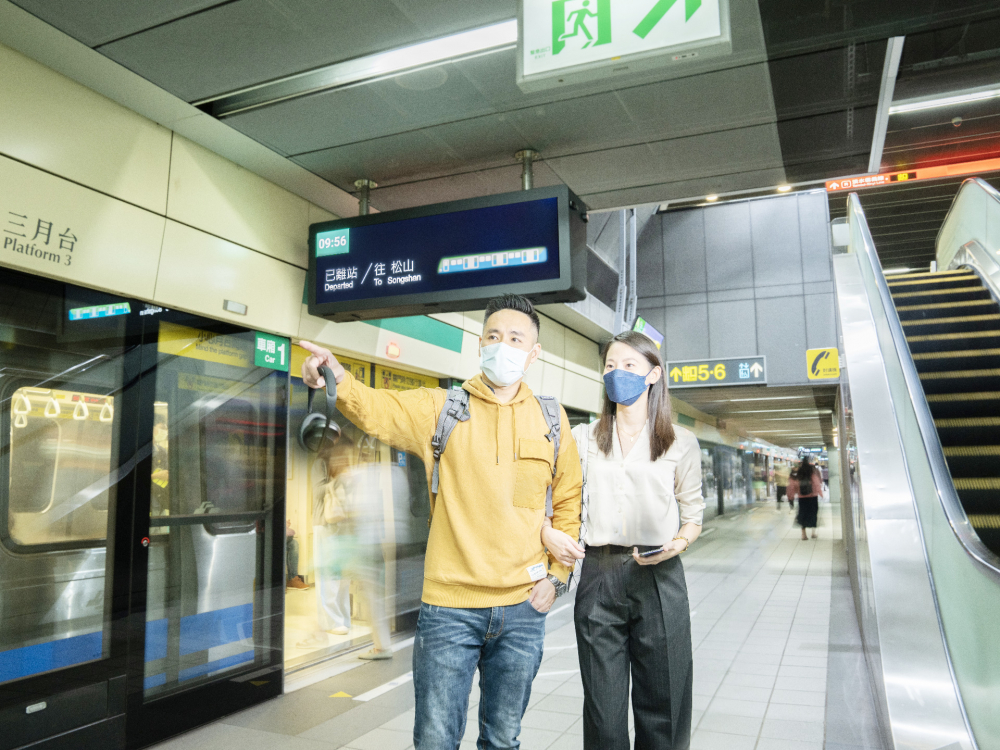 88BIFA旗下達擎之客製化TARTAN顯示器，於台北捷運中山站亮相。以獨特長條型比例與高畫質特色，為台北捷運站帶來嶄新的都會車站風貌